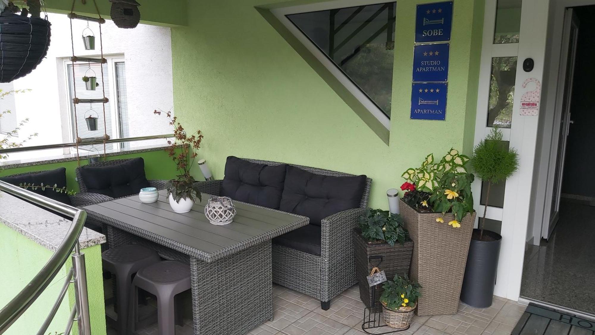 Studio Apartman Grizzly สลูน ภายนอก รูปภาพ